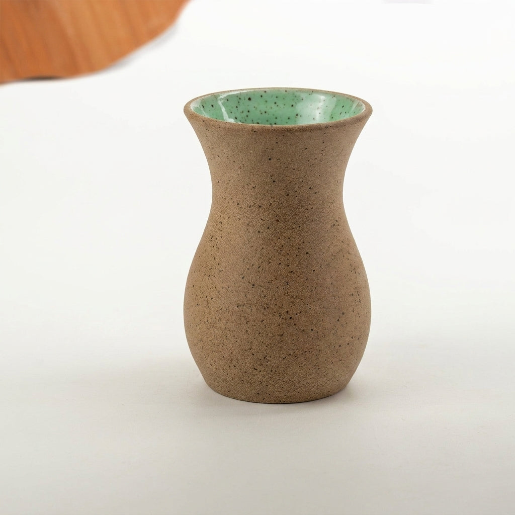 Vaso Silhueta em cerâmica artesanal — tamanho 9CM, argila Flocos, esmalte Verde Menta