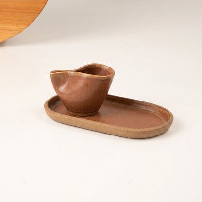 Xícara Andorinha com pires alongado em cerâmica artesanal — tamanho 180ML, argila Cappuccino, esmalte Sol de Terracota