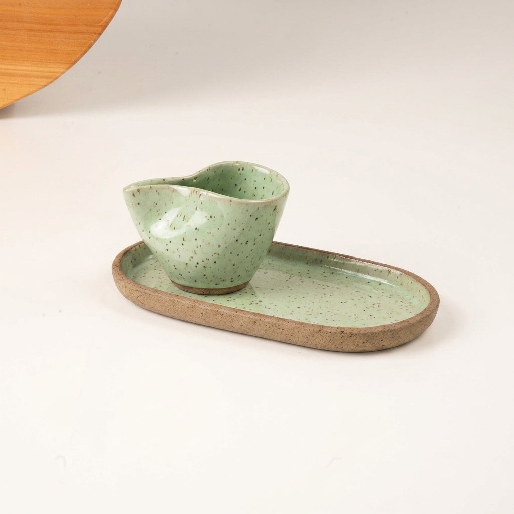 Xícara Andorinha com pires alongado em cerâmica artesanal — tamanho 180ML, argila Flocos, esmalte Verde Menta