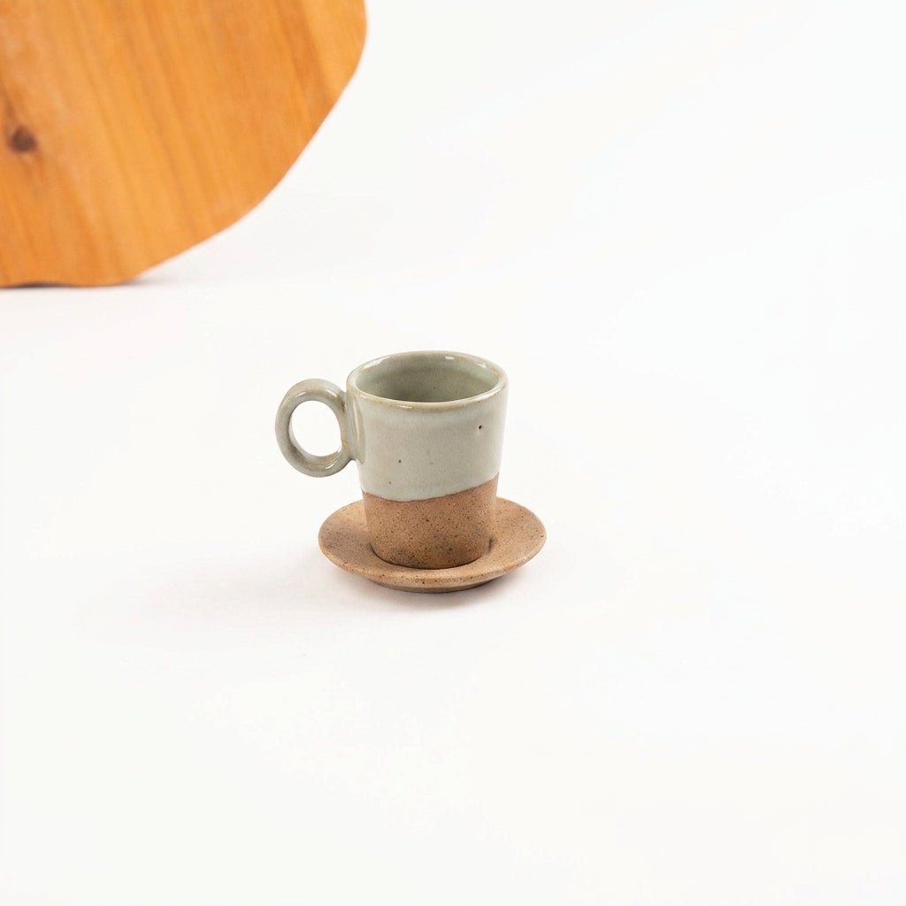 Xícara Barista em cerâmica artesanal — tamanho 100ML, argila Cappuccino, esmalte Verde Pompeia