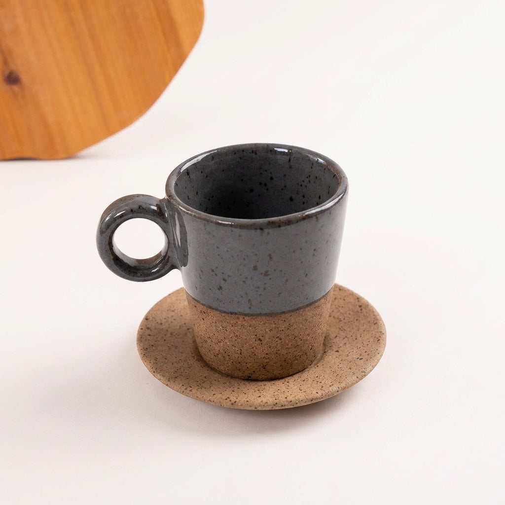 Xícara Barista em cerâmica artesanal — tamanho 100ML, argila Flocos, esmalte Grafite