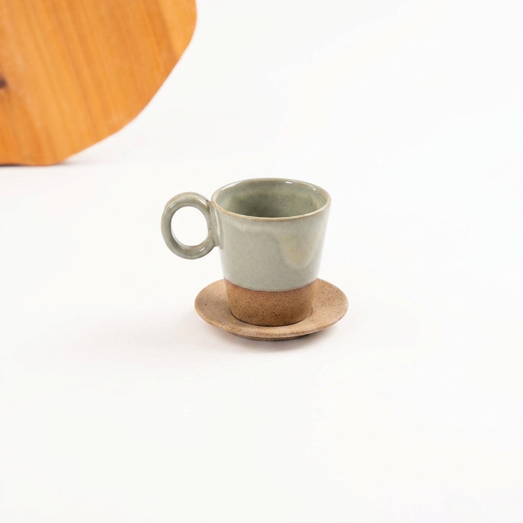 Xícara Barista em cerâmica artesanal — tamanho 180ML, argila Cappuccino, esmalte Verde Pompeia