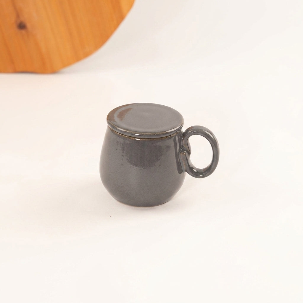 Caneca Cumbuca Chá em cerâmica artesanal — argila Cappuccino, esmalte Grafite