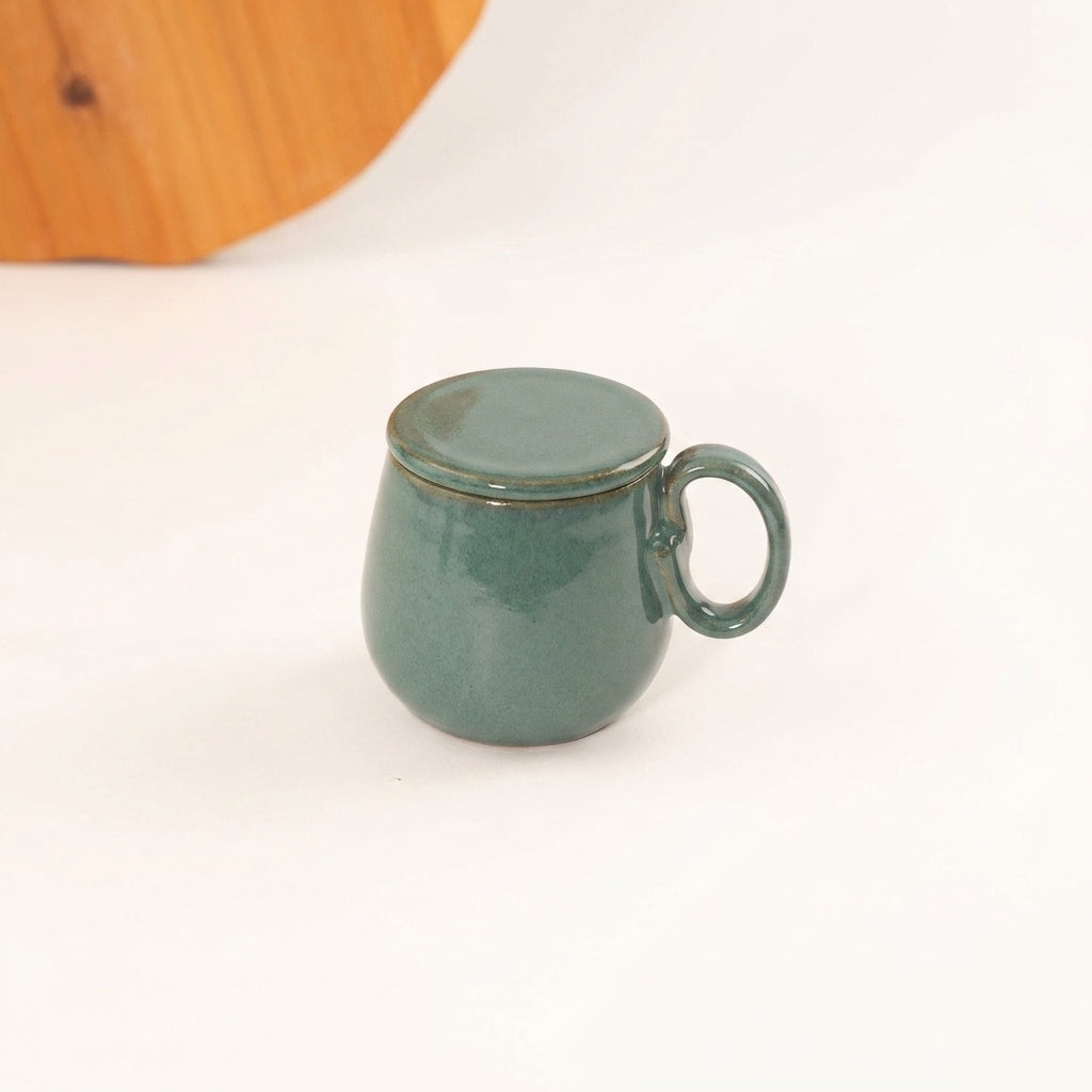 Caneca Cumbuca Chá em cerâmica artesanal — argila Cappuccino, esmalte Verde Exército