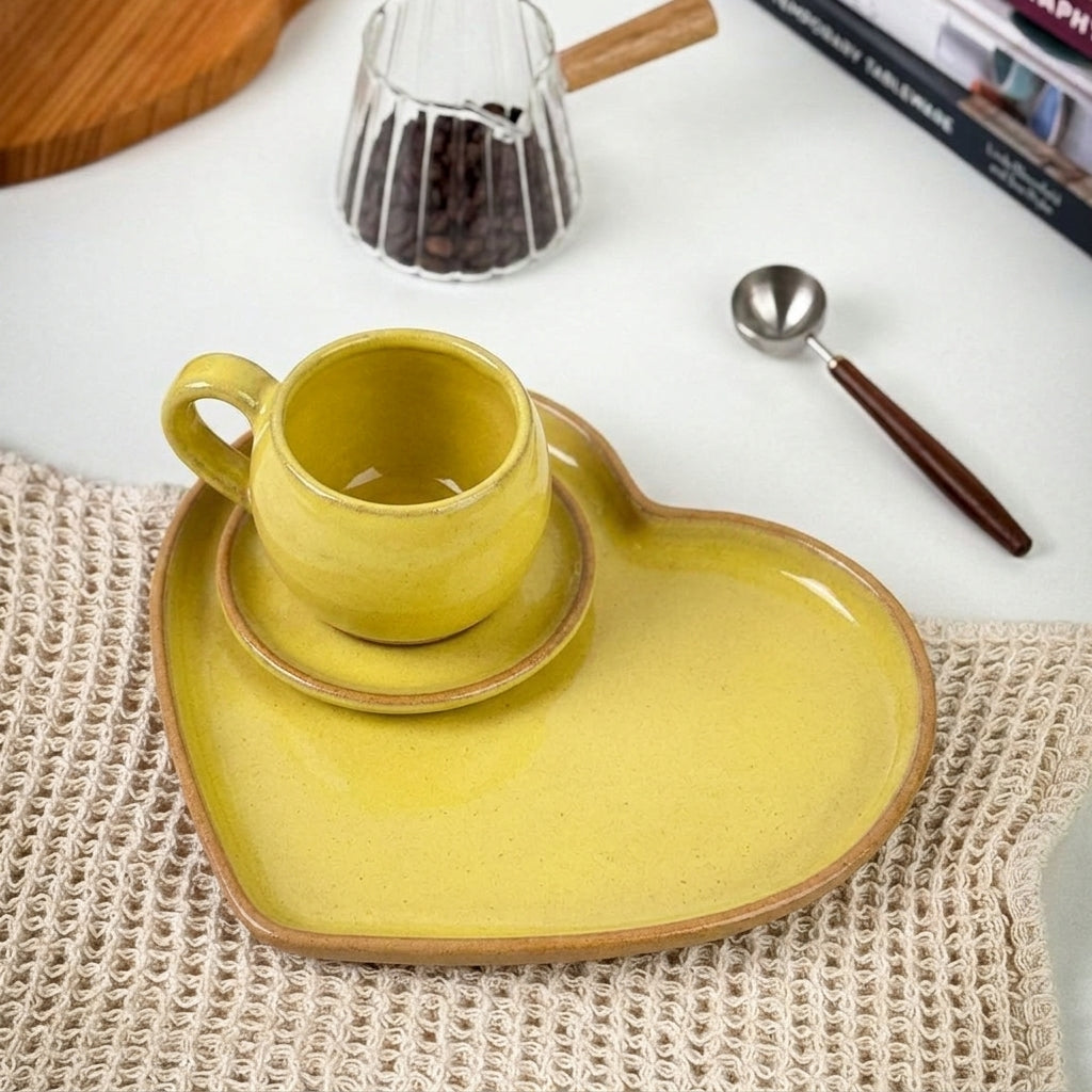 Xícara Esfera com Bandeja Coração em cerâmica artesanal — tamanho 100ML, argila Cappuccino, esmalte Amarelo Intenso