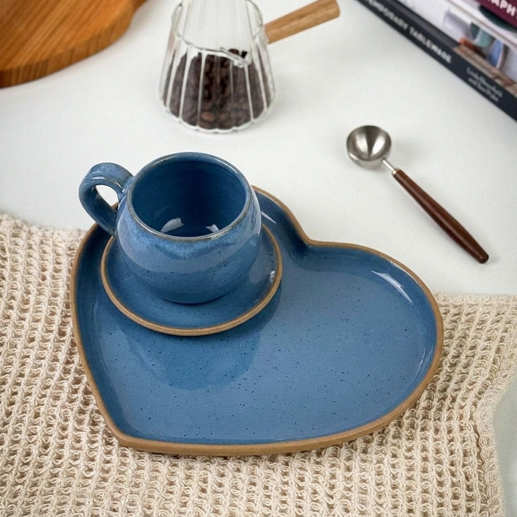 Xícara Esfera com Bandeja Coração em cerâmica artesanal — tamanho 100ML, argila Cappuccino, esmalte Azul Safira