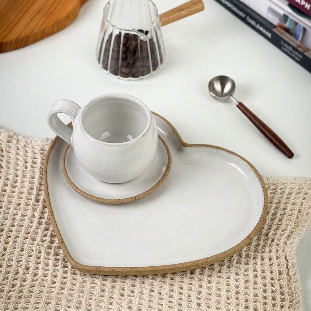 Xícara Esfera com Bandeja Coração em cerâmica artesanal — tamanho 100ML, argila Cappuccino, esmalte Branco AMME