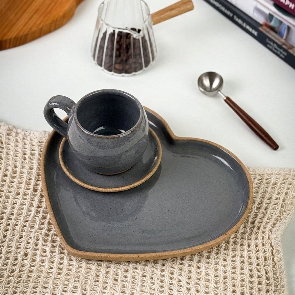 Xícara Esfera com Bandeja Coração em cerâmica artesanal — tamanho 100ML, argila Cappuccino, esmalte Grafite