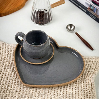 Xícara Esfera com Bandeja Coração em cerâmica artesanal — tamanho 100ML, argila Cappuccino, esmalte Grafite