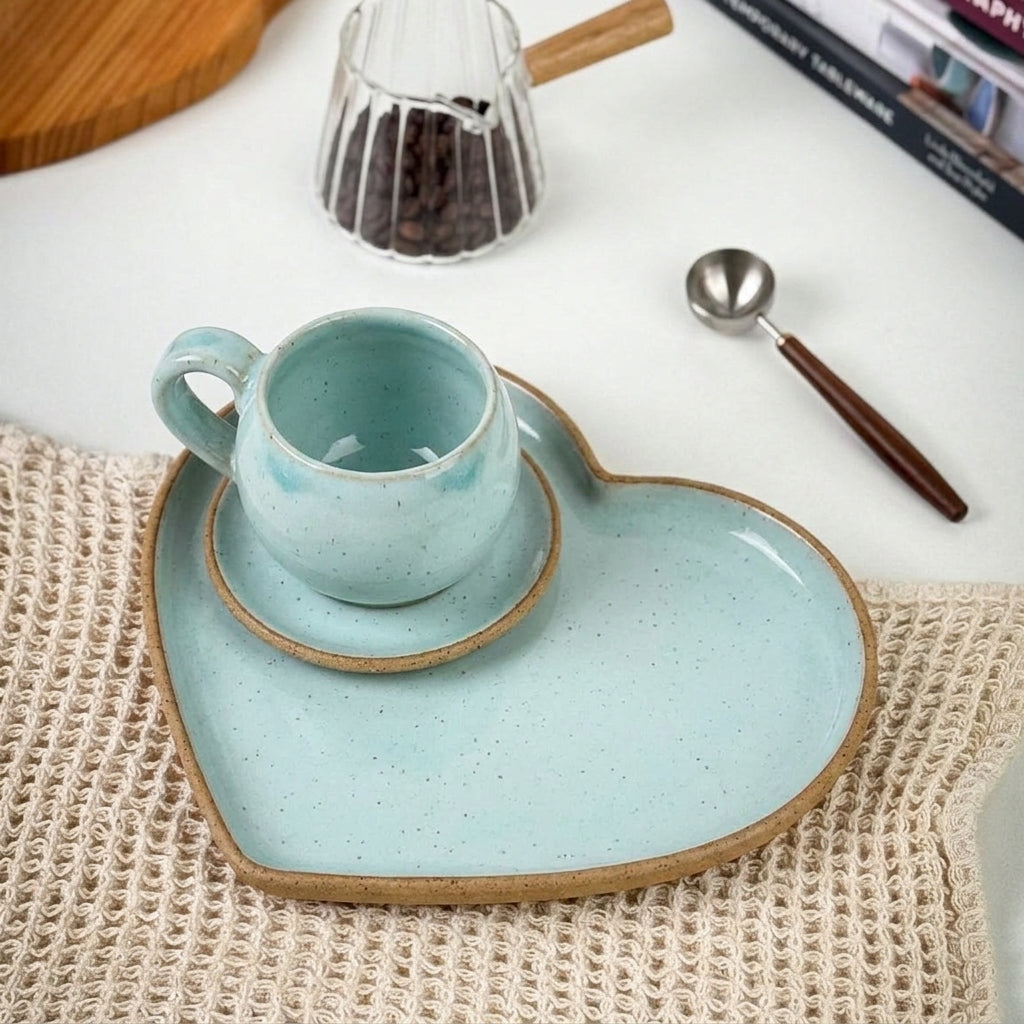 Xícara Esfera com Bandeja Coração em cerâmica artesanal — tamanho 100ML, argila Cappuccino, esmalte Jujuba
