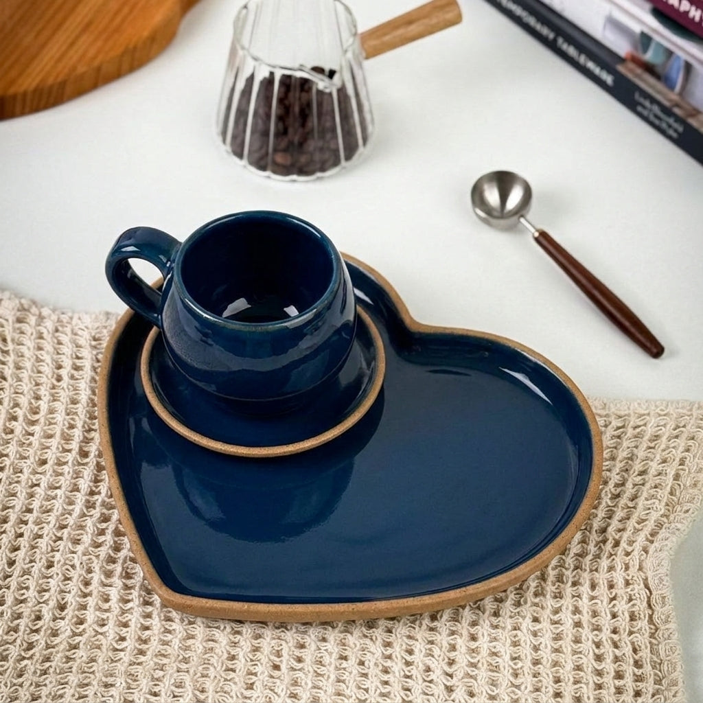 Xícara Esfera com Bandeja Coração em cerâmica artesanal — tamanho 100ML, argila Cappuccino, esmalte Lazuli