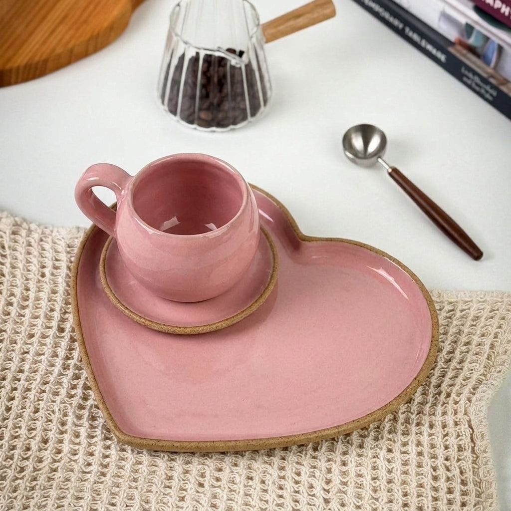 Xícara Esfera com Bandeja Coração em cerâmica artesanal — tamanho 100ML, argila Cappuccino, esmalte Rosa Barbie