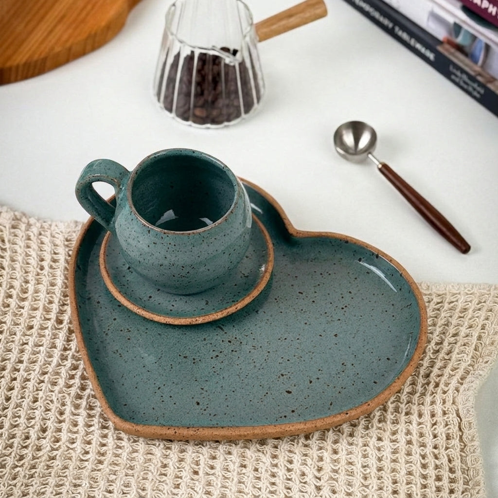 Xícara Esfera com Bandeja Coração em cerâmica artesanal — tamanho 100ML, argila Cappuccino, esmalte Verde Exército