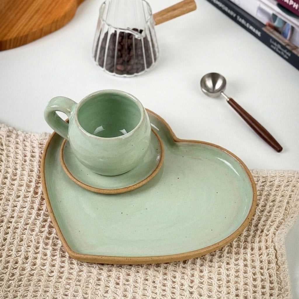 Xícara Esfera com Bandeja Coração em cerâmica artesanal — tamanho 100ML, argila Cappuccino, esmalte Verde Menta