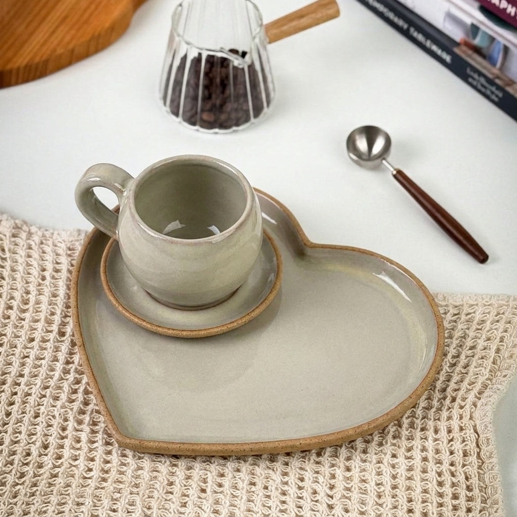 Xícara Esfera com Bandeja Coração em cerâmica artesanal — tamanho 100ML, argila Cappuccino, esmalte Verde Pompeia