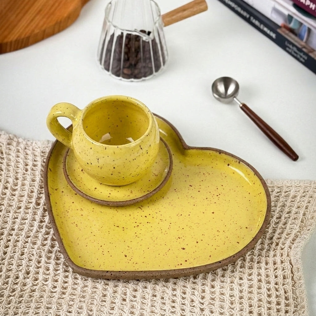 Xícara Esfera com Bandeja Coração em cerâmica artesanal — tamanho 100ML, argila Flocos, esmalte Amarelo Intenso