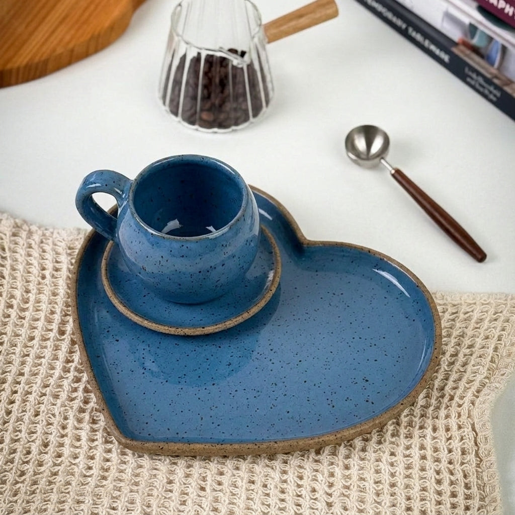 Xícara Esfera com Bandeja Coração em cerâmica artesanal — tamanho 100ML, argila Flocos, esmalte Azul Safira