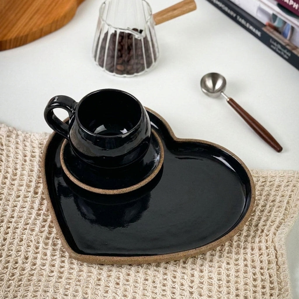 Xícara Esfera com Bandeja Coração em cerâmica artesanal — tamanho 100ML, argila Flocos, esmalte Preto Ébano