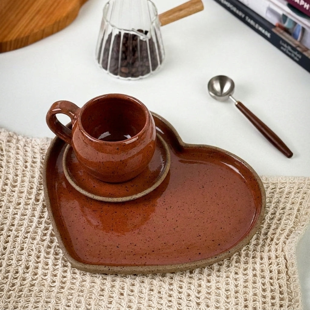 Xícara Esfera com Bandeja Coração em cerâmica artesanal — tamanho 100ML, argila Flocos, esmalte Sol de Terracota