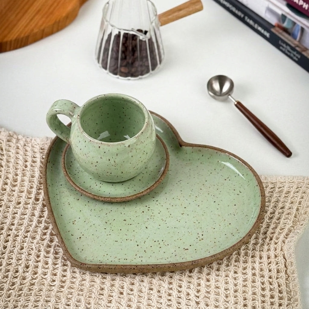 Xícara Esfera com Bandeja Coração em cerâmica artesanal — tamanho 100ML, argila Flocos, esmalte Verde Menta