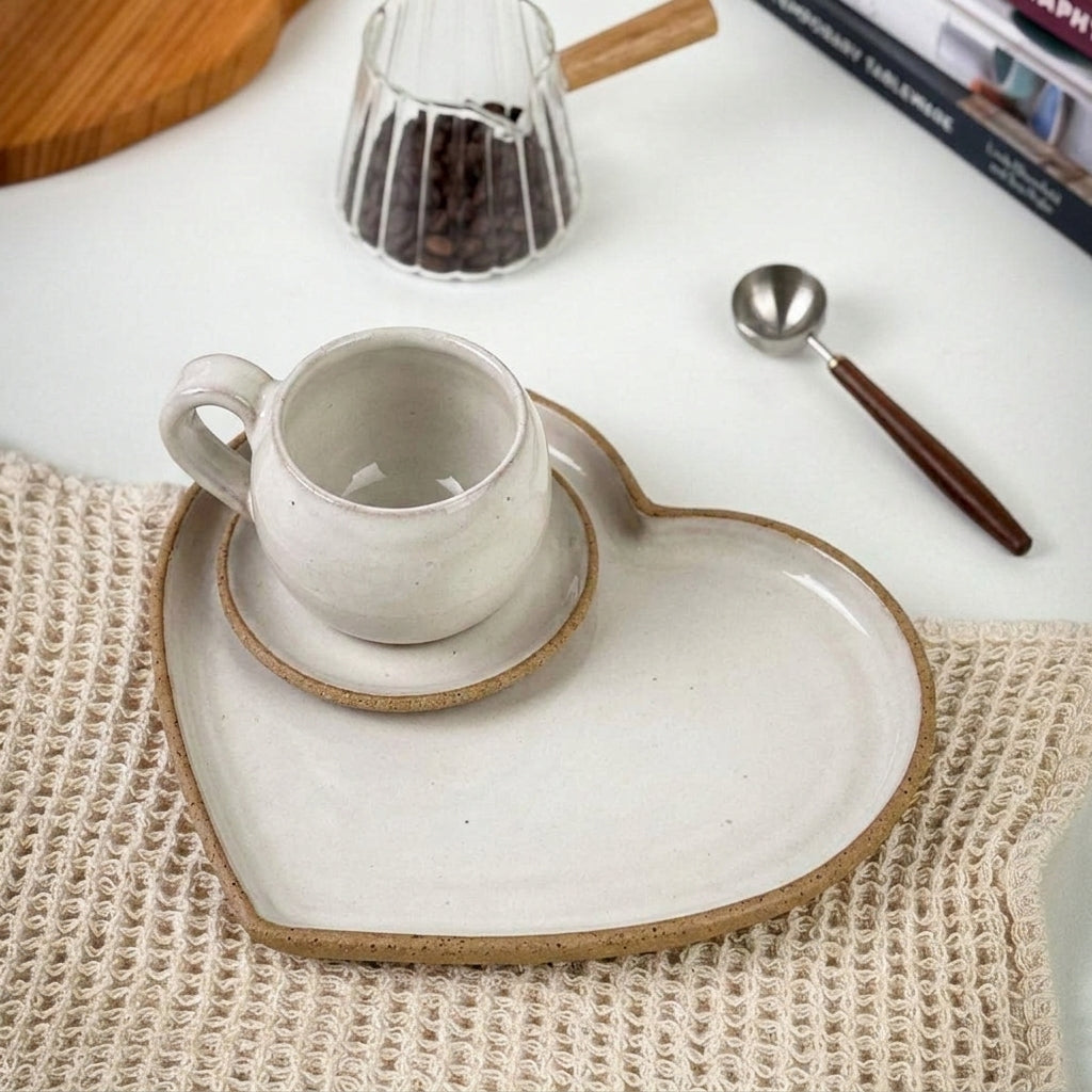 Xícara Esfera com Bandeja Coração em cerâmica artesanal — tamanho 180ML, argila Cappuccino, esmalte Branco AMME