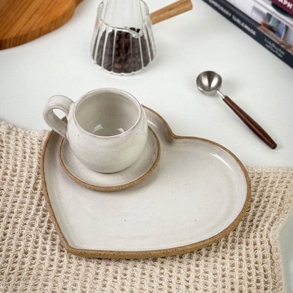 Xícara Esfera com Bandeja Coração em cerâmica artesanal — tamanho 180ML, argila Cappuccino, esmalte Branco AMME