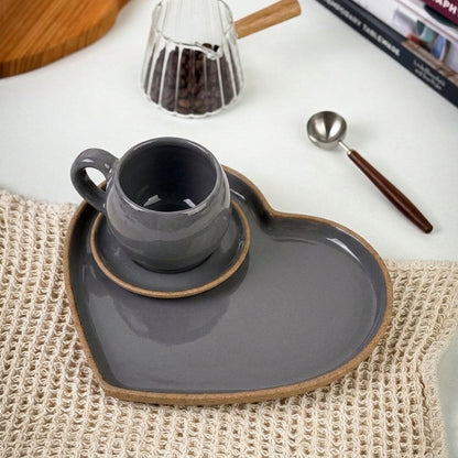 Xícara Esfera com Bandeja Coração em cerâmica artesanal — tamanho 180ML, argila Cappuccino, esmalte Grafite
