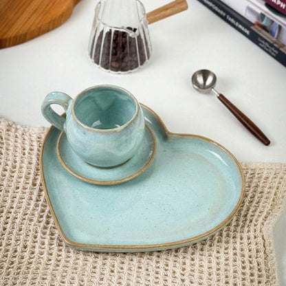 Xícara Esfera com Bandeja Coração em cerâmica artesanal — tamanho 180ML, argila Cappuccino, esmalte Jujuba