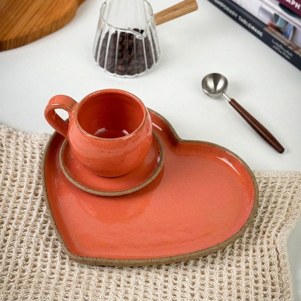 Xícara Esfera com Bandeja Coração em cerâmica artesanal — tamanho 180ML, argila Cappuccino, esmalte Laranja Intenso