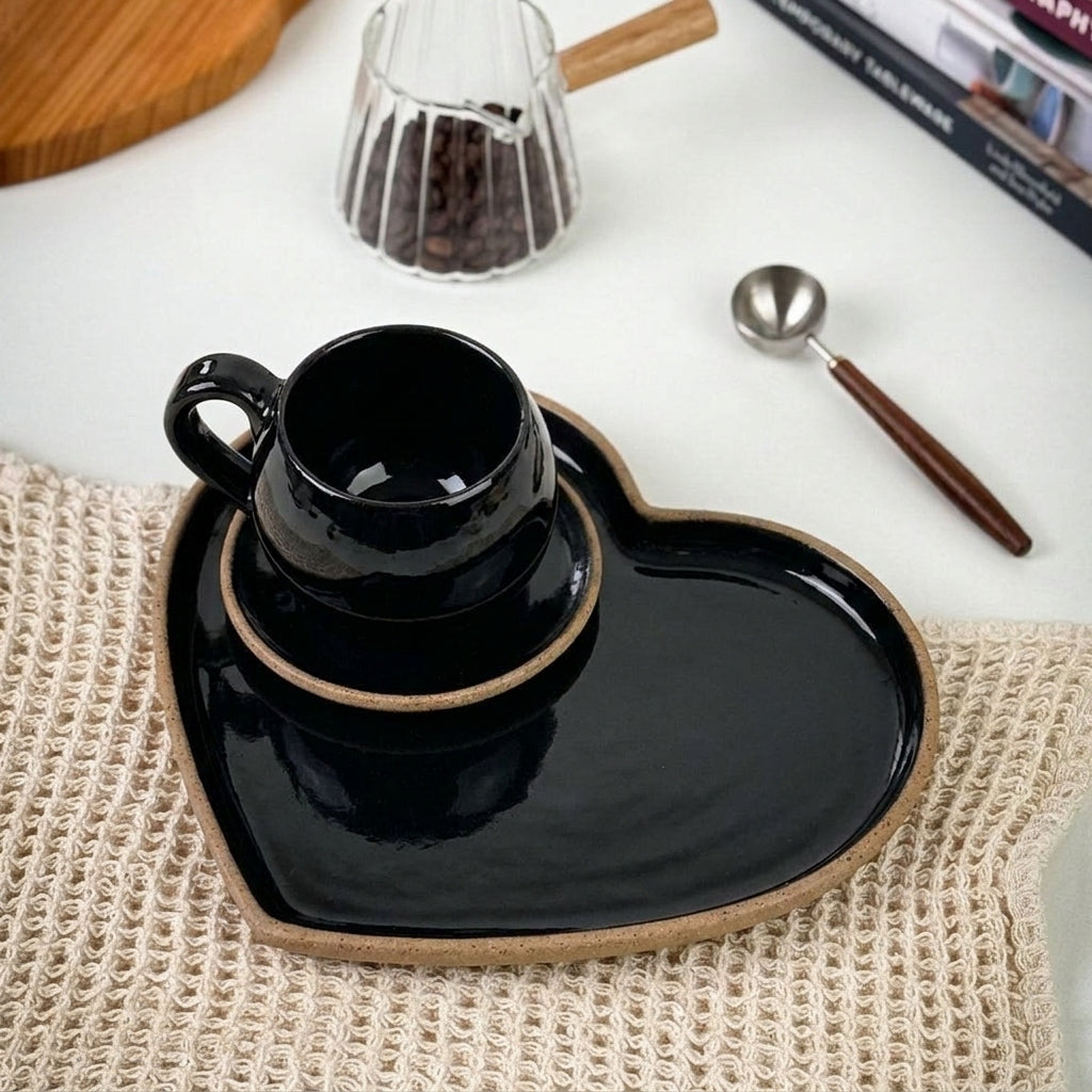 Xícara Esfera com Bandeja Coração em cerâmica artesanal — tamanho 180ML, argila Cappuccino, esmalte Preto Ébano