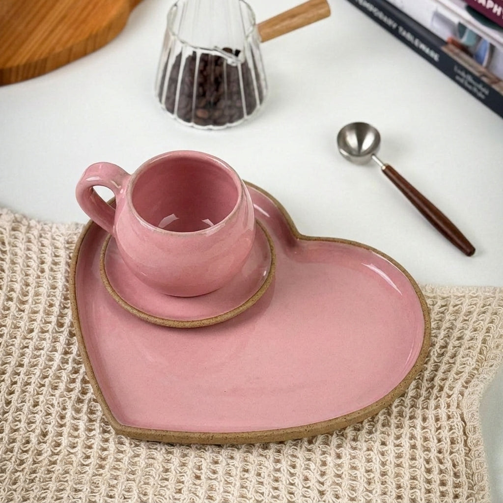 Xícara Esfera com Bandeja Coração em cerâmica artesanal — tamanho 180ML, argila Cappuccino, esmalte Rosa Barbie