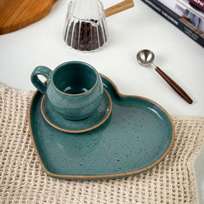 Xícara Esfera com Bandeja Coração em cerâmica artesanal — tamanho 180ML, argila Cappuccino, esmalte Verde Exército