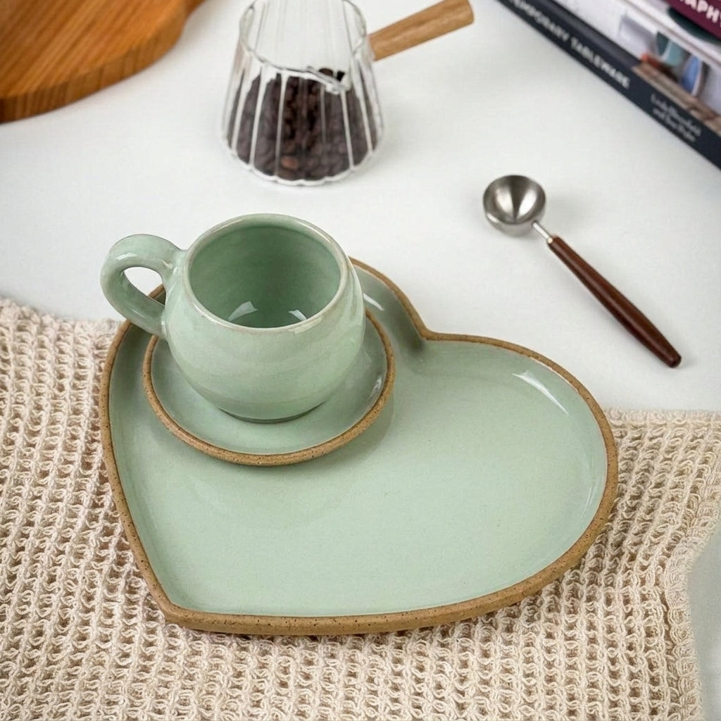 Xícara Esfera com Bandeja Coração em cerâmica artesanal — tamanho 180ML, argila Cappuccino, esmalte Verde Menta