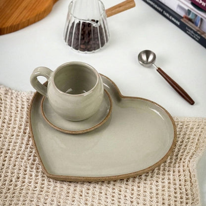 Xícara Esfera com Bandeja Coração em cerâmica artesanal — tamanho 180ML, argila Cappuccino, esmalte Verde Pompeia