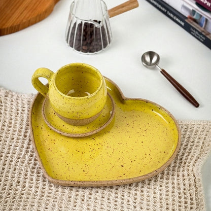 Xícara Esfera com Bandeja Coração em cerâmica artesanal — tamanho 180ML, argila Flocos, esmalte Amarelo Intenso
