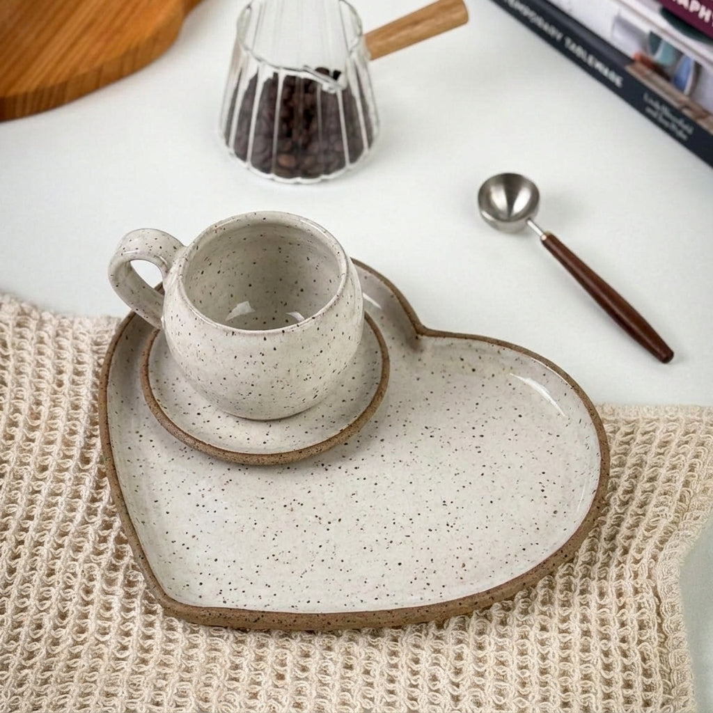 Xícara Esfera com Bandeja Coração em cerâmica artesanal — tamanho 180ML, argila Flocos, esmalte Branco AMME