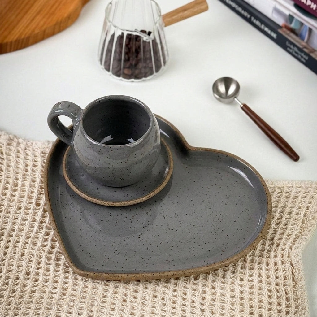 Xícara Esfera com Bandeja Coração em cerâmica artesanal — tamanho 180ML, argila Flocos, esmalte Grafite