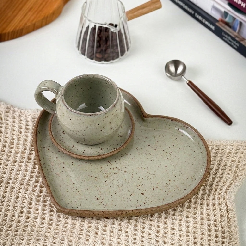 Xícara Esfera com Bandeja Coração em cerâmica artesanal — tamanho 180ML, argila Flocos, esmalte Verde Pompeia