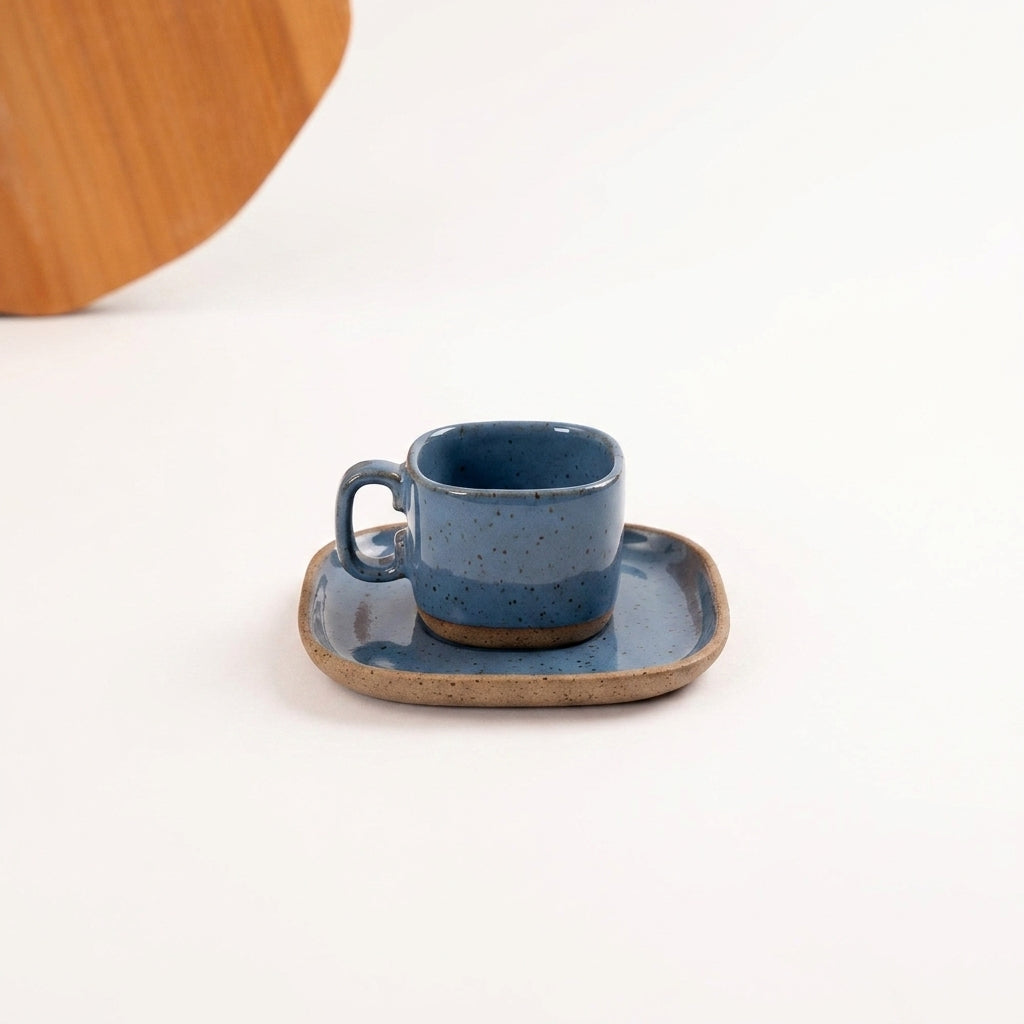 Xícara Quadrada em cerâmica artesanal — tamanho 100ML, argila Flocos, esmalte Azul Safira