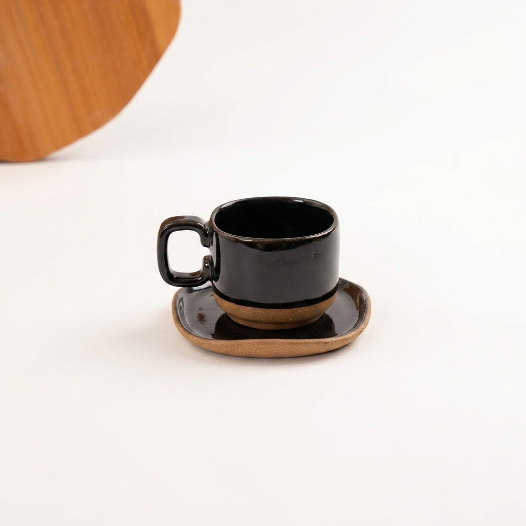 Xícara Quadrada em cerâmica artesanal — tamanho 180ML, argila Cappuccino, esmalte Preto Ébano