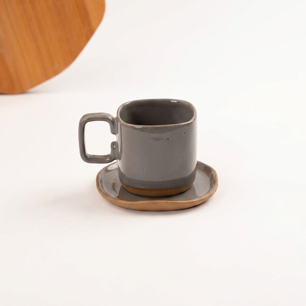 Xícara Quadrada em cerâmica artesanal — tamanho 250ML, argila Cappuccino, esmalte Grafite