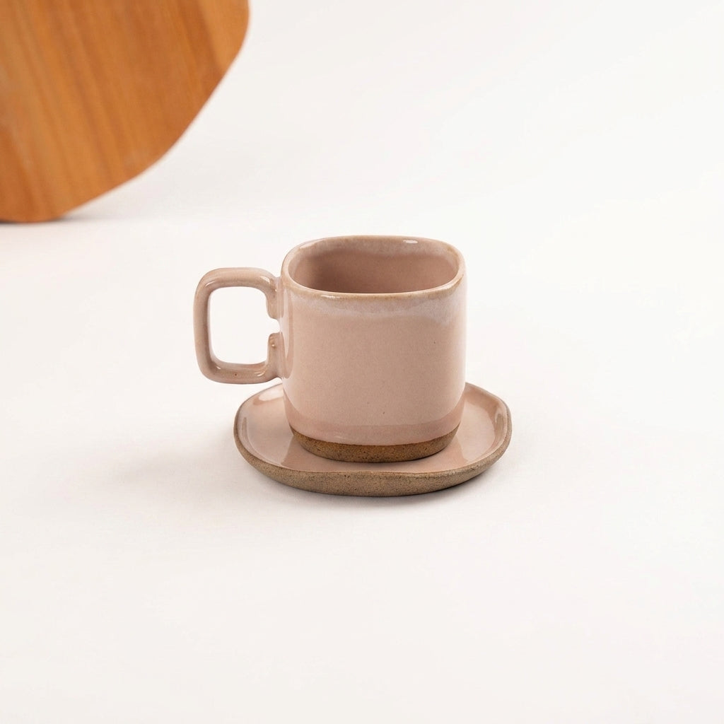 Xícara Quadrada em cerâmica artesanal — tamanho 250ML, argila Cappuccino, esmalte Nude