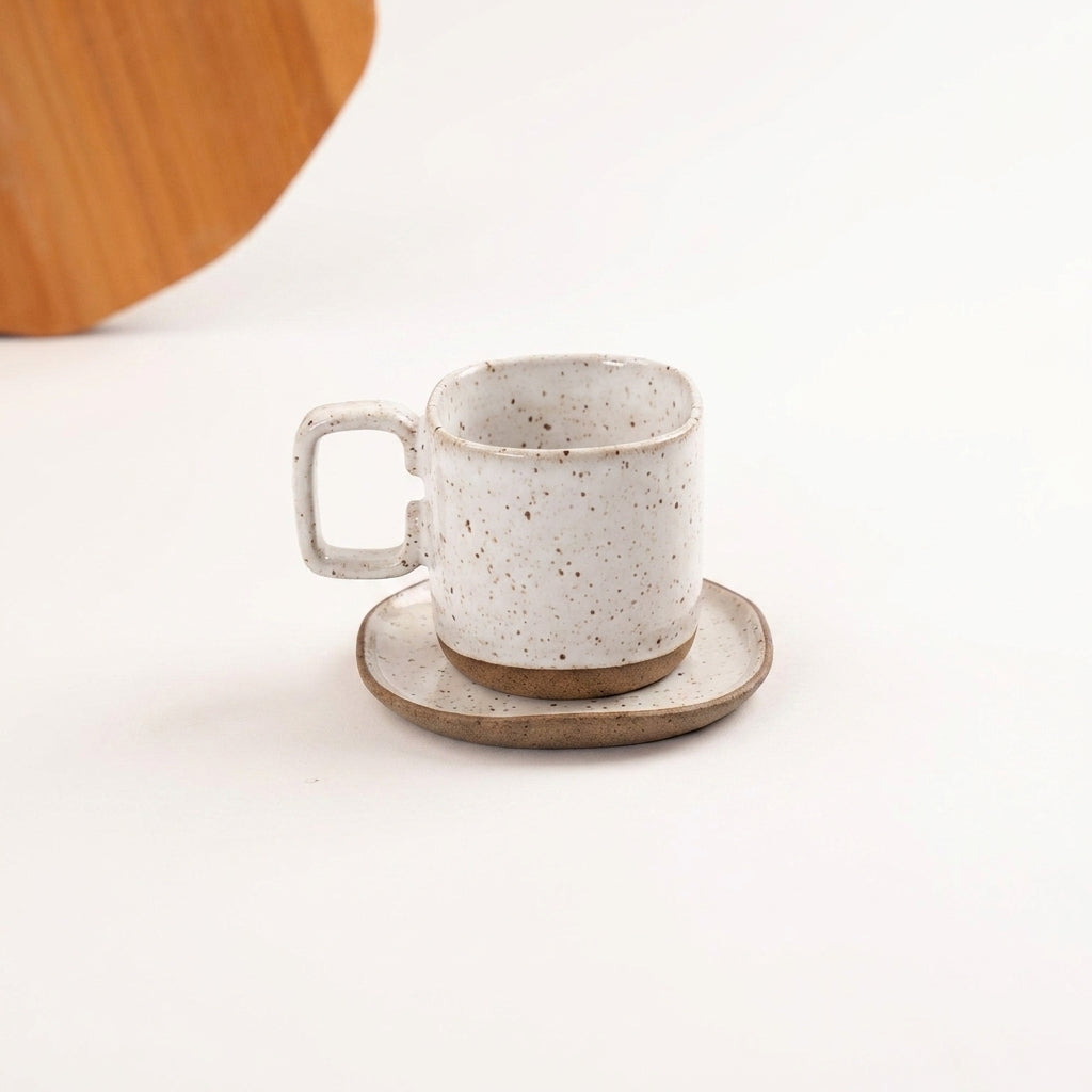 Xícara Quadrada em cerâmica artesanal — tamanho 250ML, argila Flocos, esmalte Branco AMME
